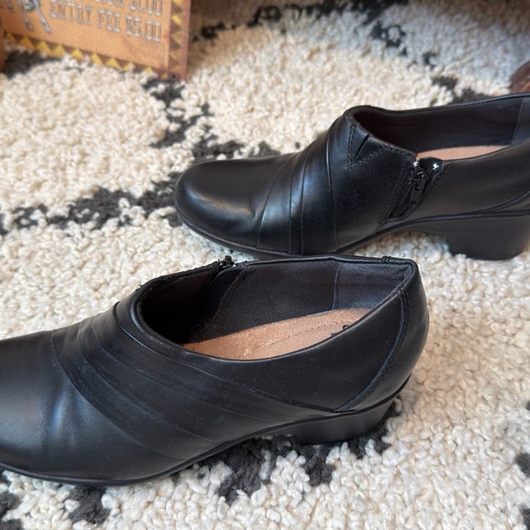 Clarks Black Leather Women’s Comfort Bootie Size 8 - Picture 2 of 6